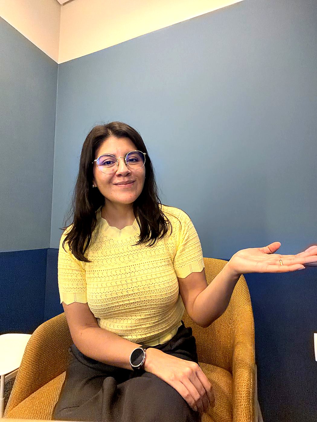Dra. Laura G. Garcia recebendo no consultório